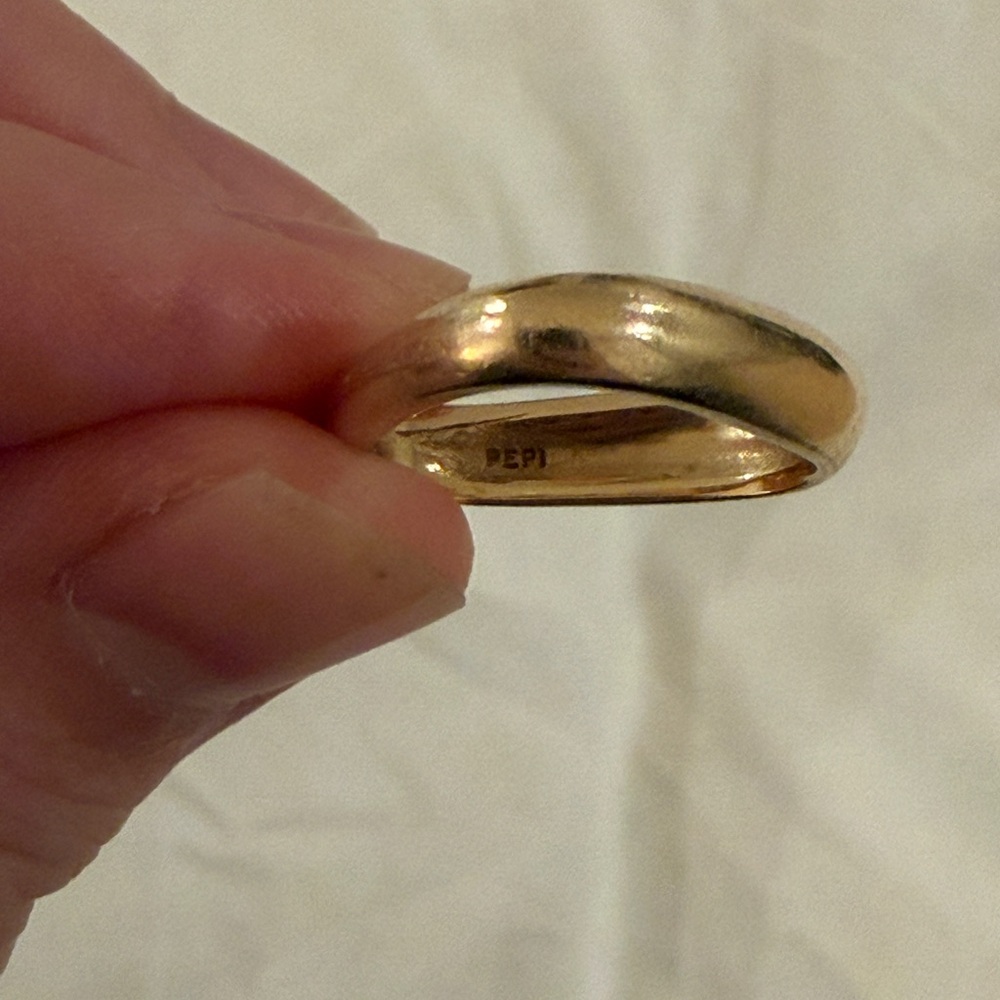 10k Yellow Gold Triangle Ring - Picture 5 of 7